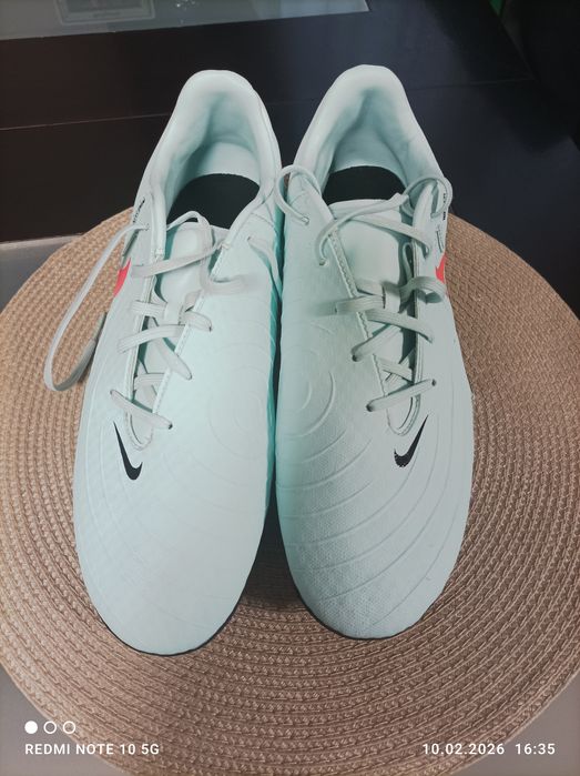 Продават се футболни обувки