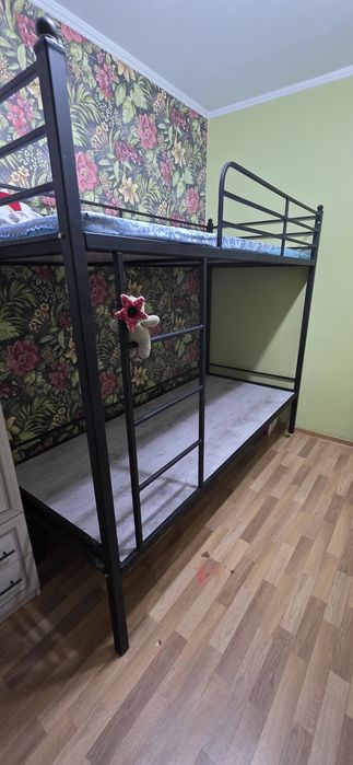 Двухъярусная металлическая кровать