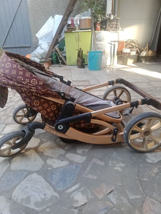Продам детскую прогулочную коляску.