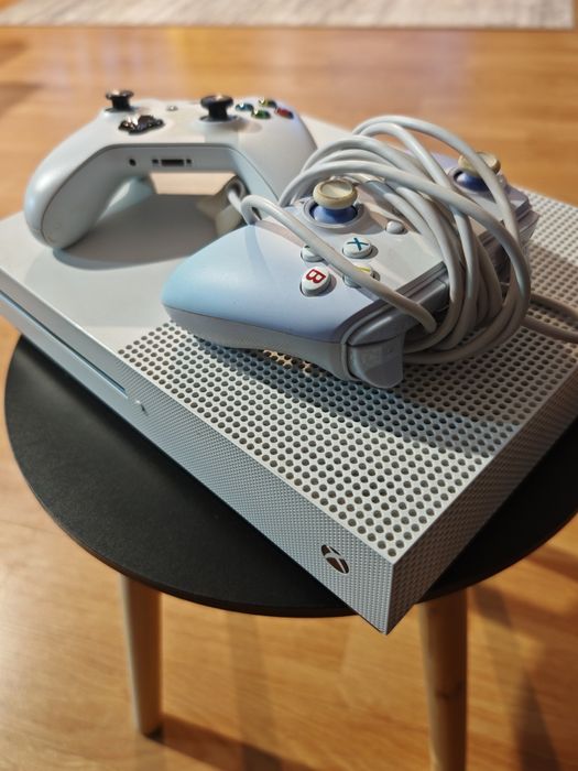 Xbox One S 1TB + 2 controllere + FIFA 23 – funcțional