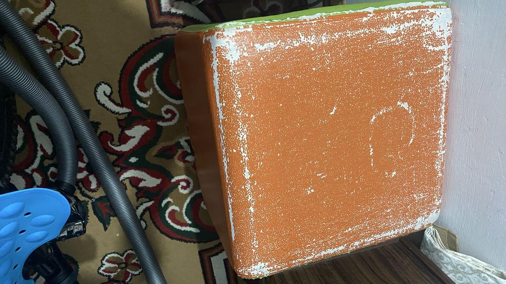 Пуфик оранжевый б/у