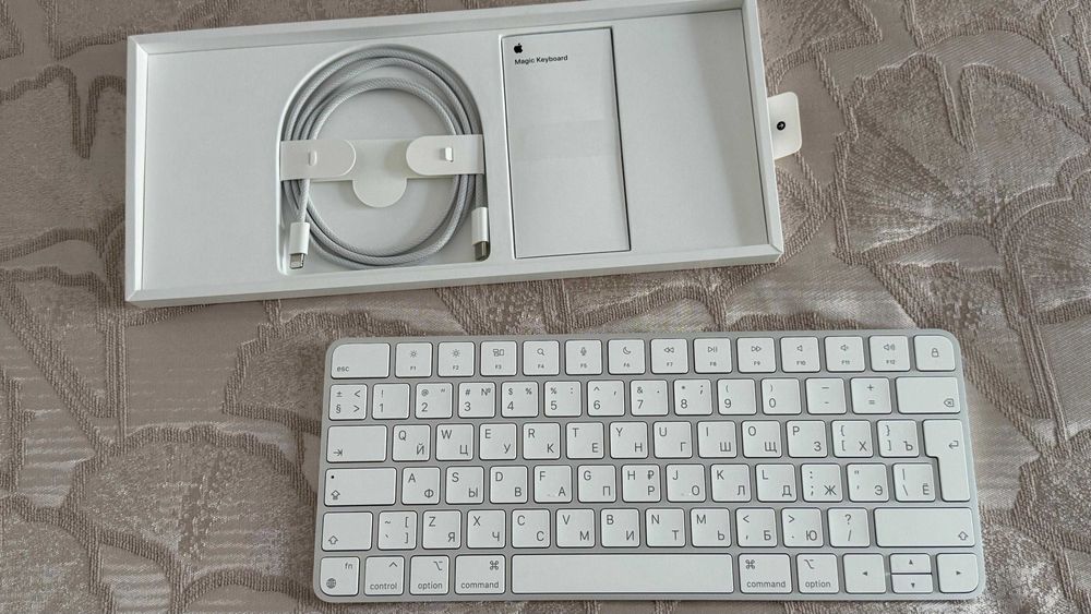 Монитор, перифирия "Apple", усилитель Wi-Fi, блок питания.