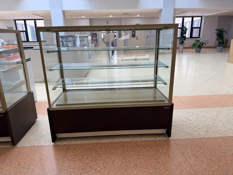 Витринный холодильник carboma