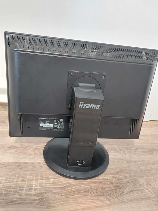 Monitor IIyama ajustabil, orizontala/verticala.