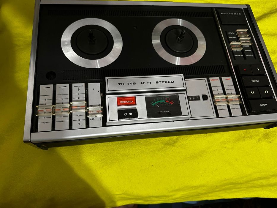 Vând magnetofon Grundig TK 745