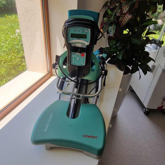Aparat CPM Kinetec Spectra Essential, producator  Kinetec (Franța) pentru recuperarea genunchiului – Dispozitiv professional