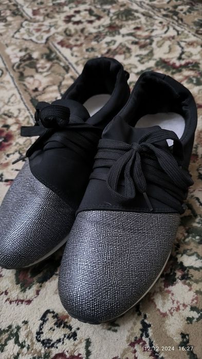 Обувь женская спортивная