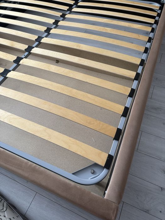 Двуспальная кровать