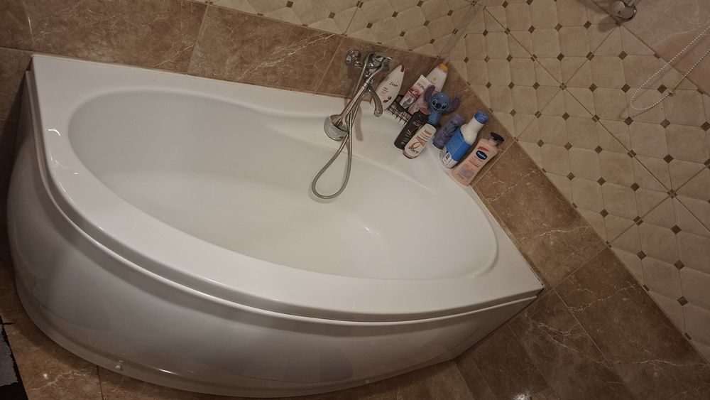 Cada  pe colt pentru baie