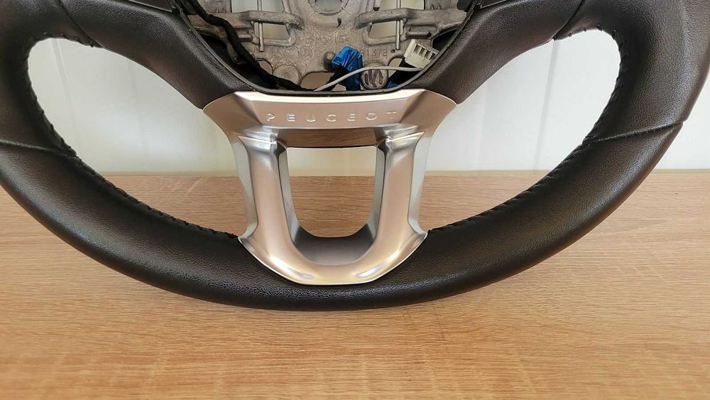 Продавам много запазен кожен волан за PEUGEOT 208 или 2008 2012 - 2019