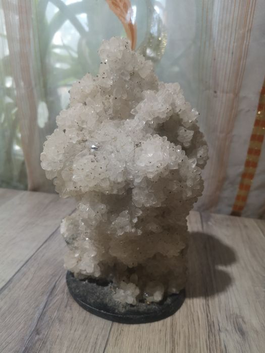 Друза горного хрусталя. Белый кварц