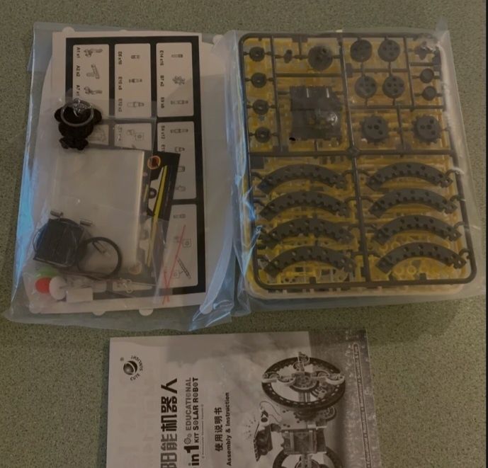 Конструктор - соларен робот 13 в 1