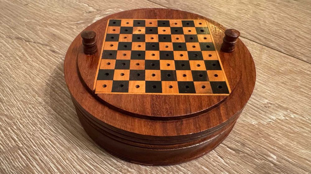 Старинен малък дървен шах, ръчно изработен!