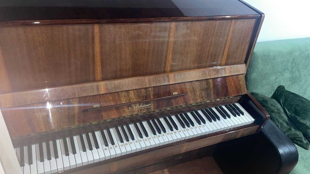 Vând pianină clasică, un instrument elegant cu sunet cald și plăcut.