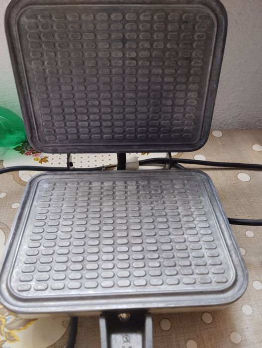 Электровафельницу продам СССР