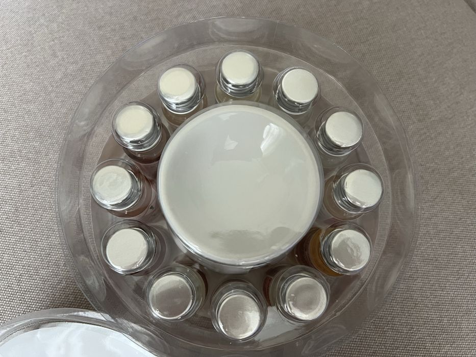 Комплект с ароматни масла и порцеланова поставка за свещ