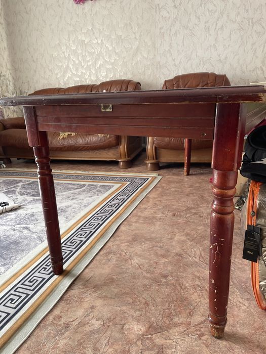 Деревянный стол длинный