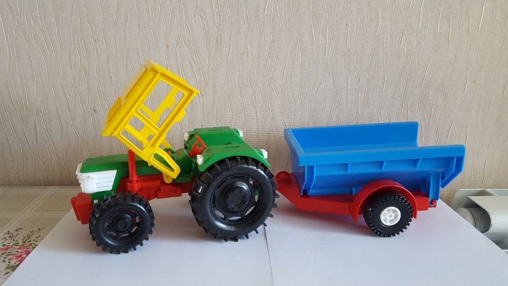 Игрушки   трактор и меч