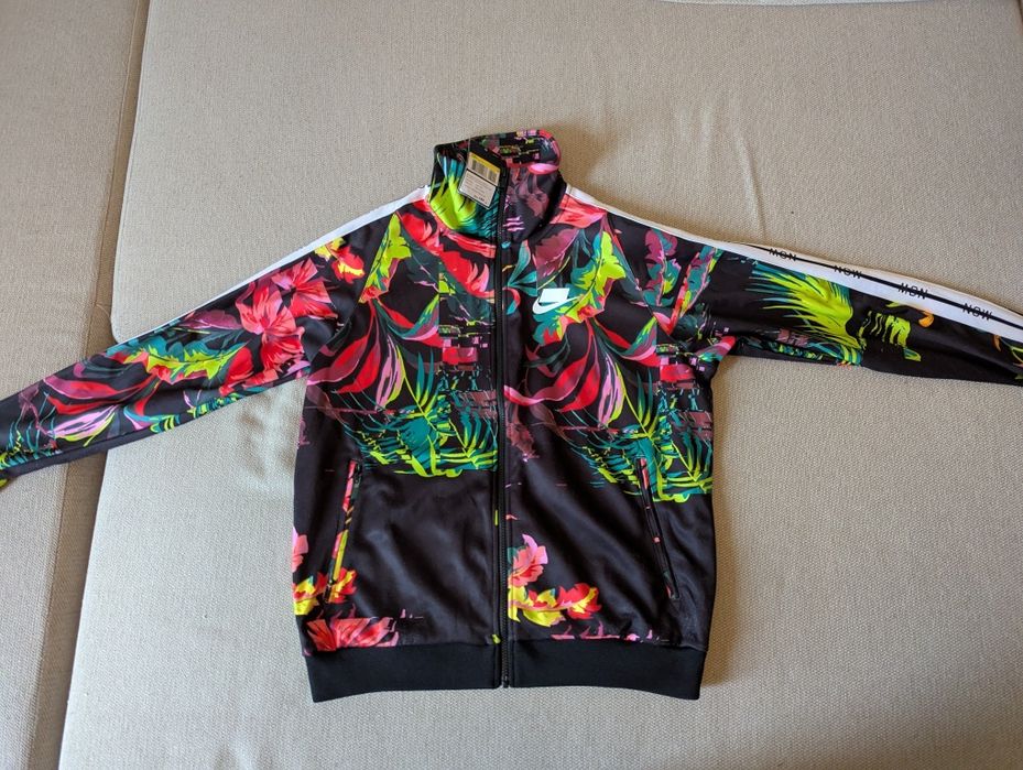 Нов суитчър (с етикет) – Nike, M размер (Nike Men's Sportswear Nsp Trk Aop Jacket)
