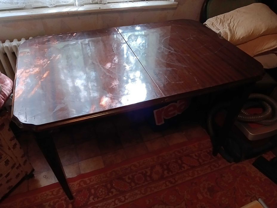 Mobila veche, vitrina, comodă, masă extensibilă, dulapuri