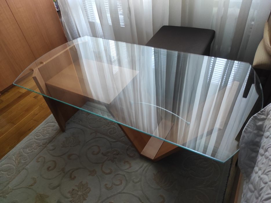 Холна стъклена масичка