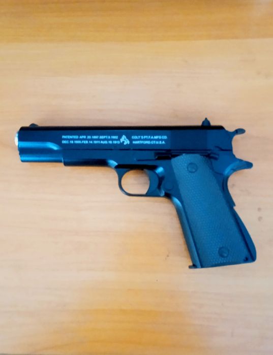 Пистолет стреляет  с точностью