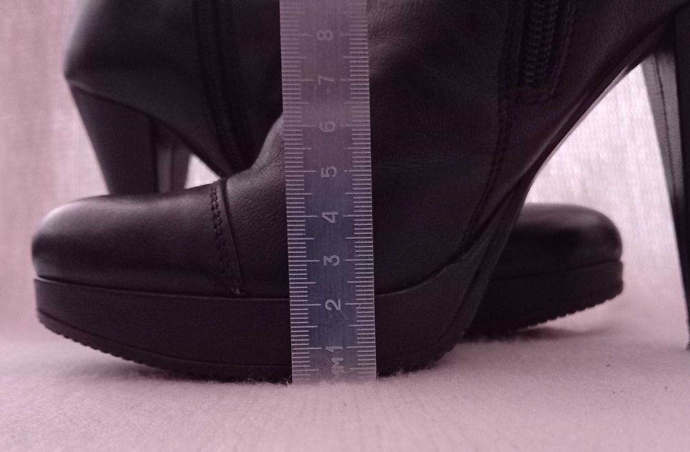 Изгодно! Дамски елегантни боти на висок ток от естествена кожа.