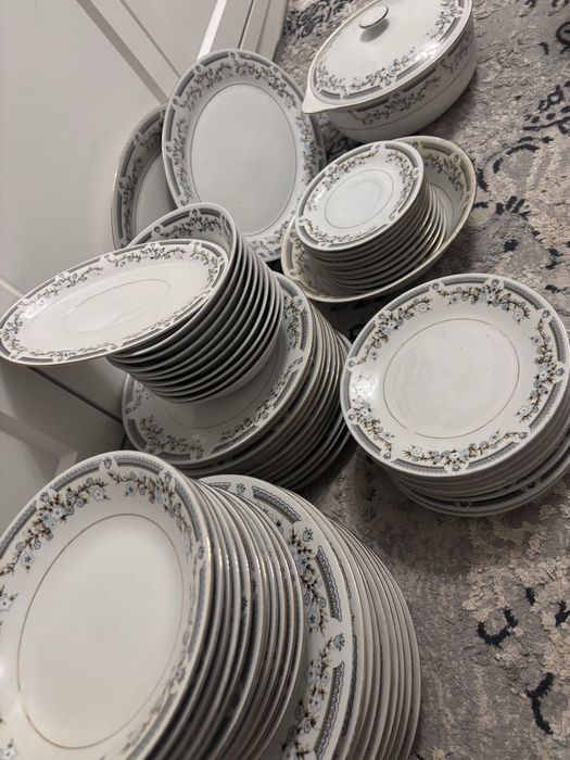 Столовый набор из тарелок