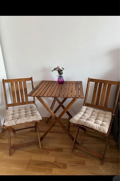 Se vinde masă+2 scaune