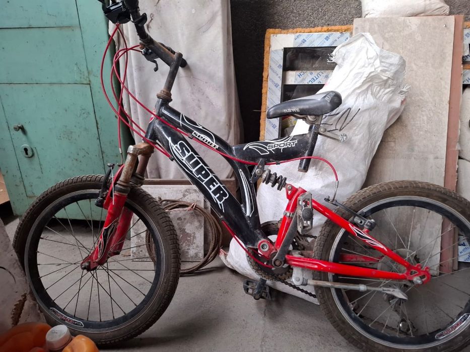 Велосипед красный детский