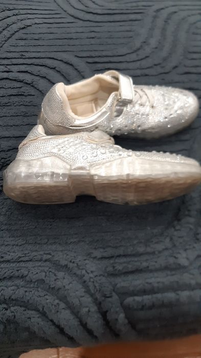 Продам кроссовочки на девочек.