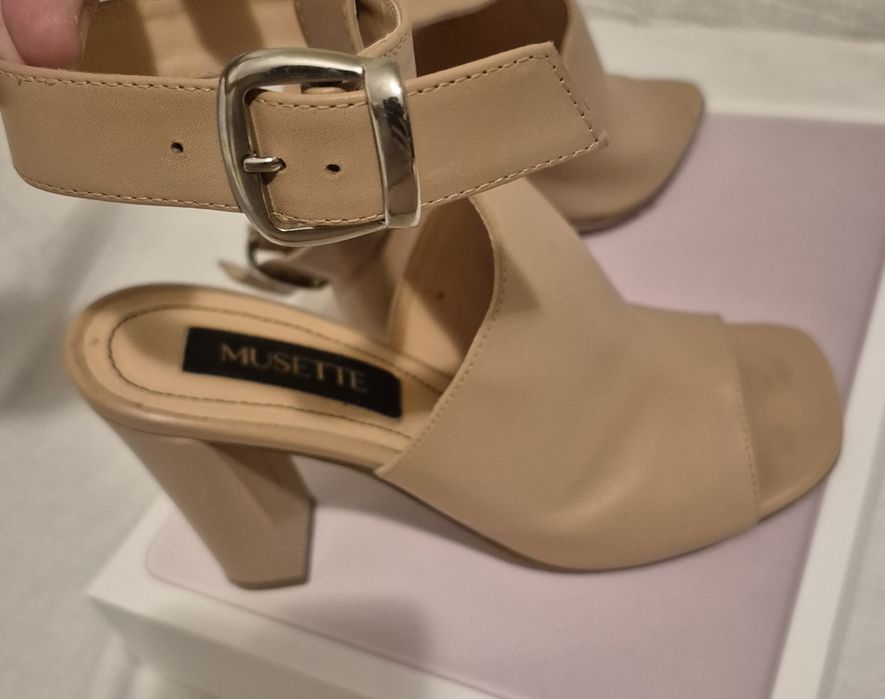 Sandale  musette, nude/bej-rozaliu, cu toc gros

Material cu aspect de pi