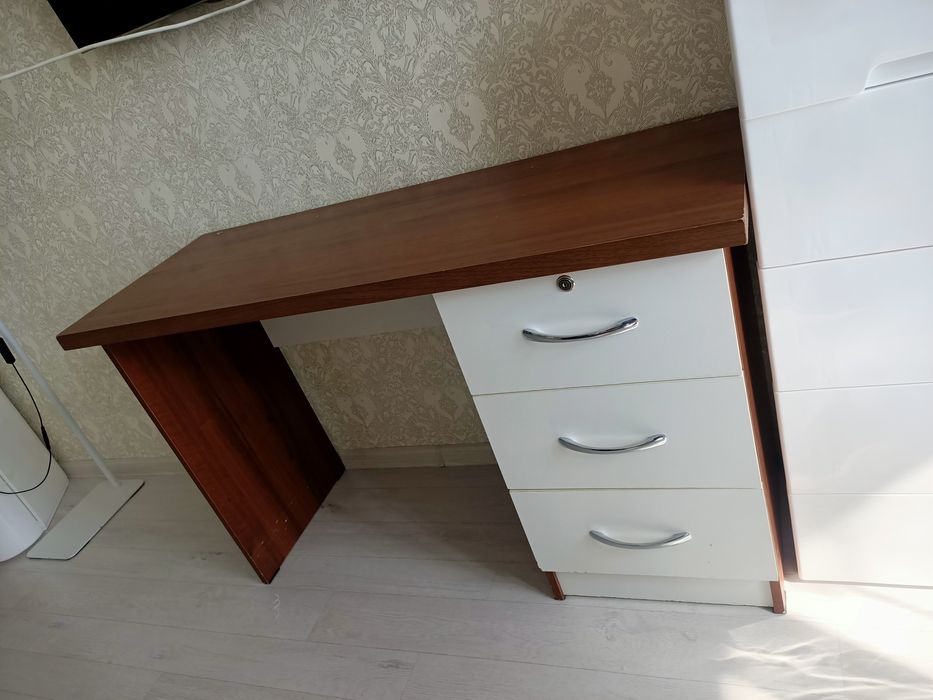 Стол в отличном состоянии