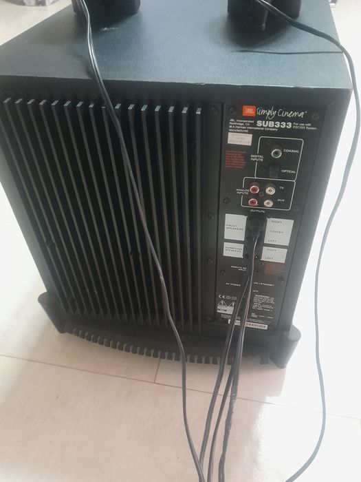 Subwoofer activ jbl cu ieșire de sateliti.