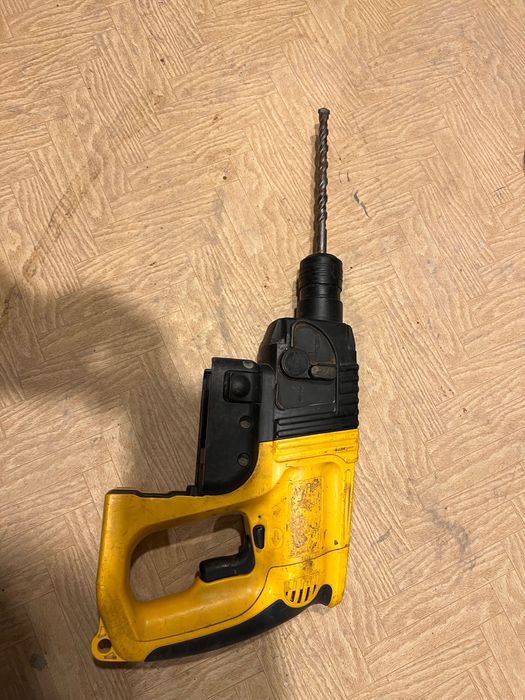 Bormasina Ciocan Rotopercutor, Dewalt DW005