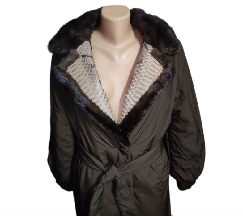 Длинный пуховик с натуральным мехом.