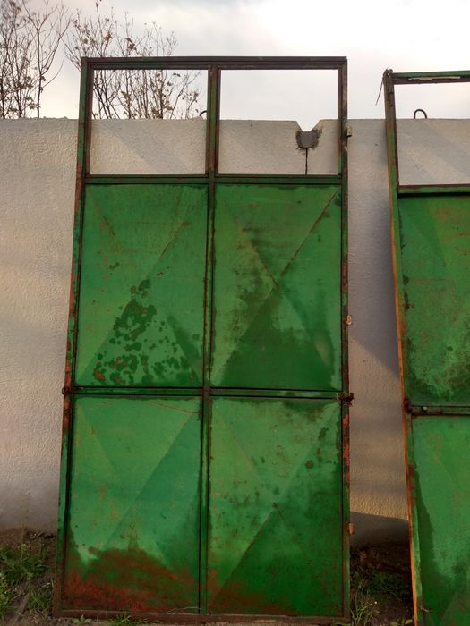 Големи желязни врати . 2 броя .