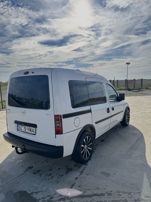 Vând sau schimb cu 8+1 ofer diferența  opel combo 2010 5 locuri