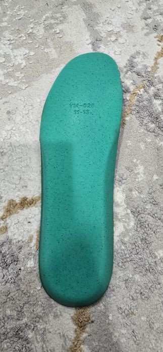 Продам мужские кроссовки