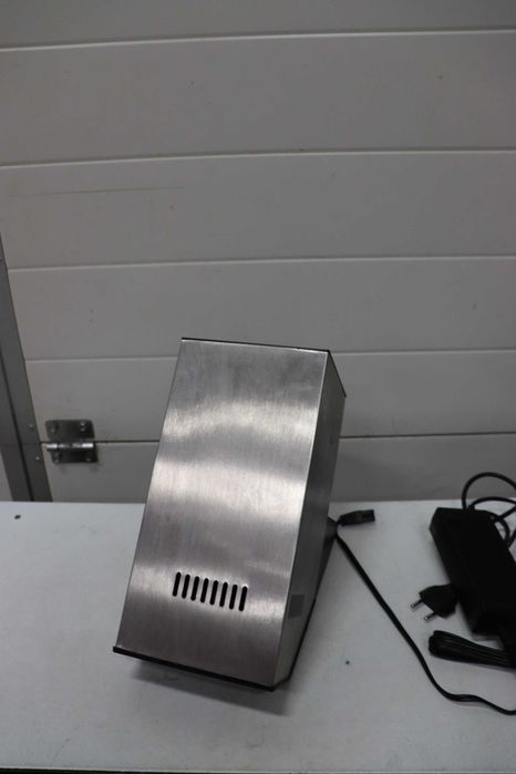 Охладител за вино CASO WineCase One Inox Design за една бутилка, температурен диапазон от 5-18°C, за бутилки с диаметър до 9 см, сензорно управление