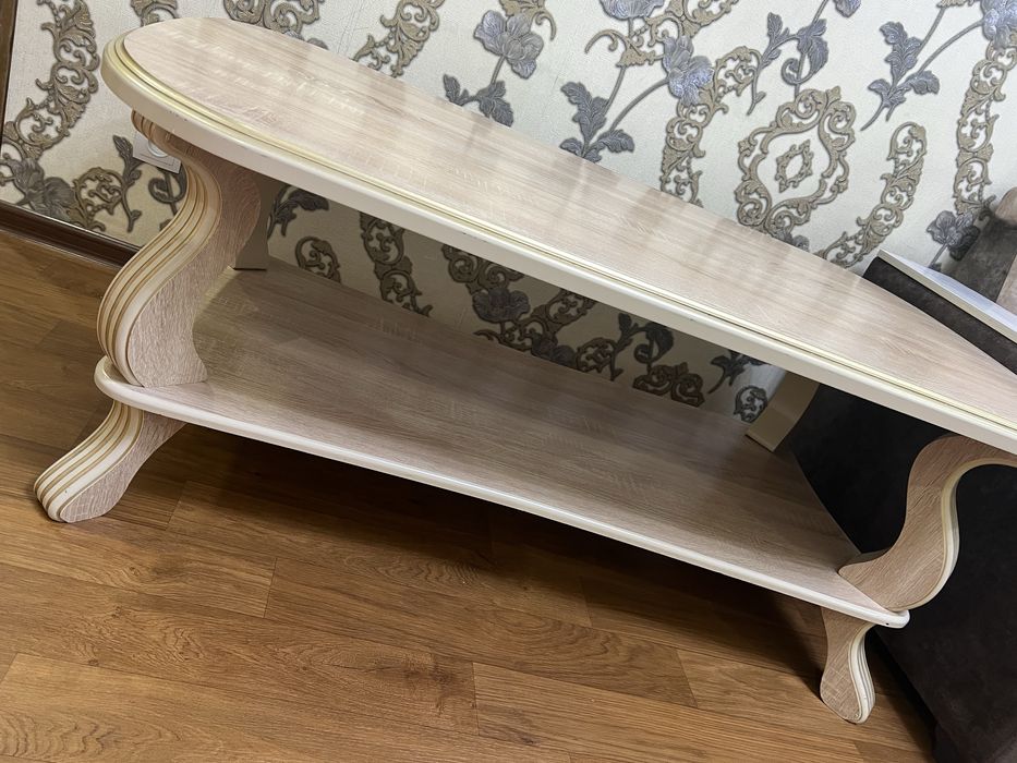 Гостинный стол продается