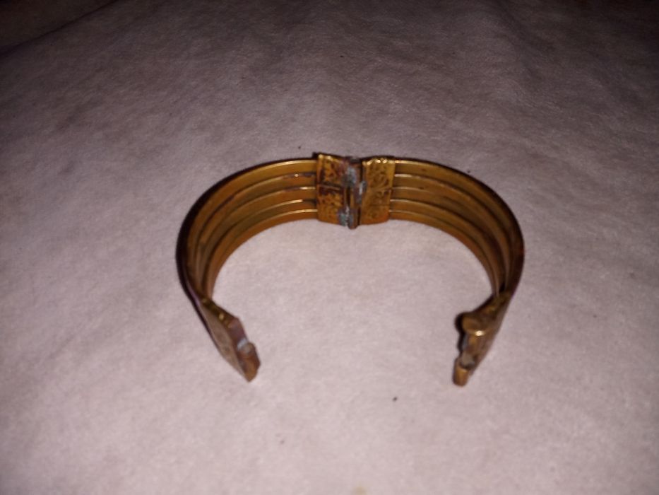 Възрожденска бронзова гривна