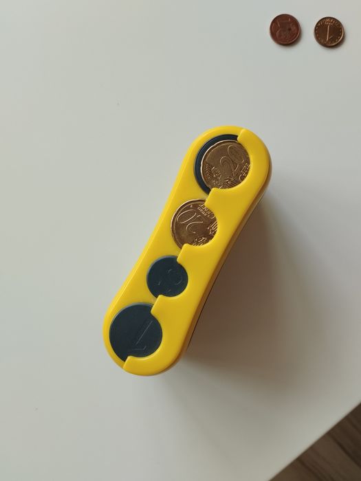 Продавам пластмасов монетник