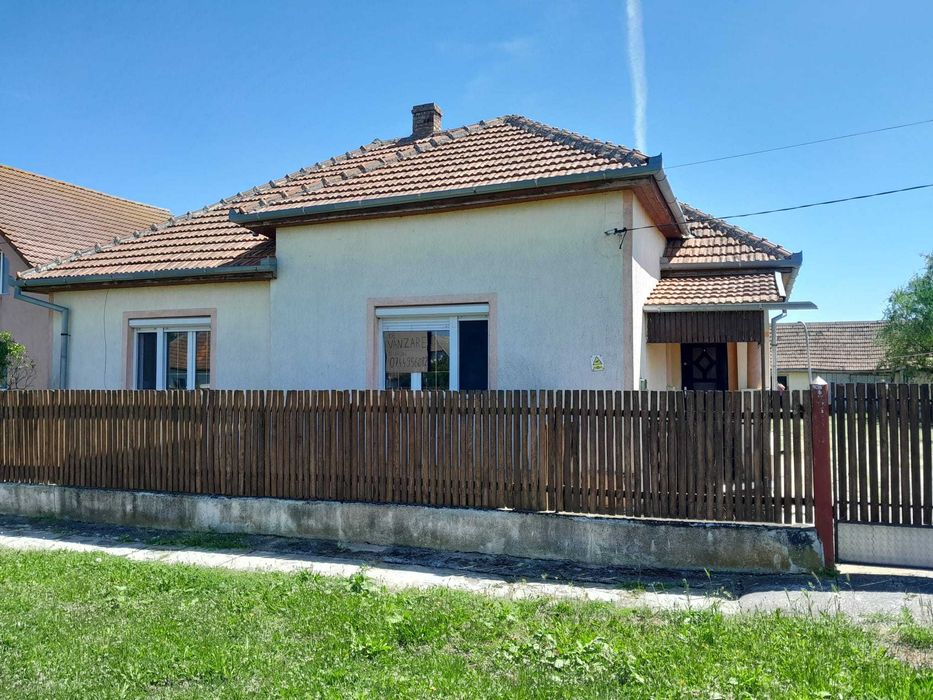 Vând casă în Mădăras  cu suprafață de 186mp, împreună cu teren și anexe.Telefon: 0744956082