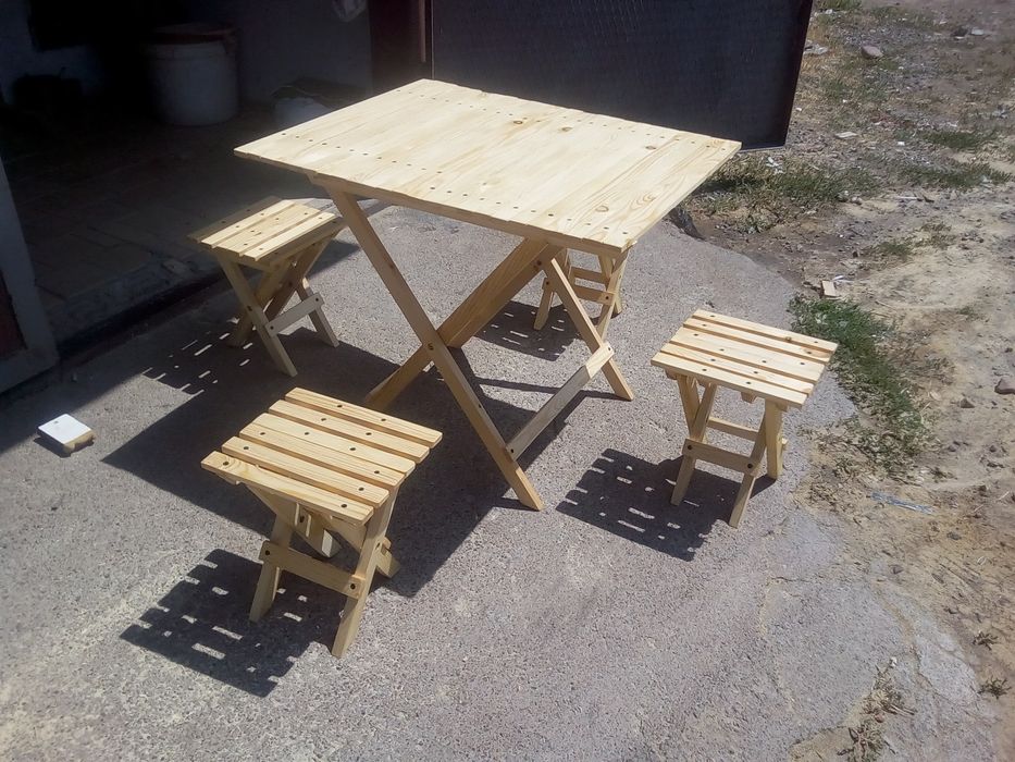 Продаётся стол с табуретками