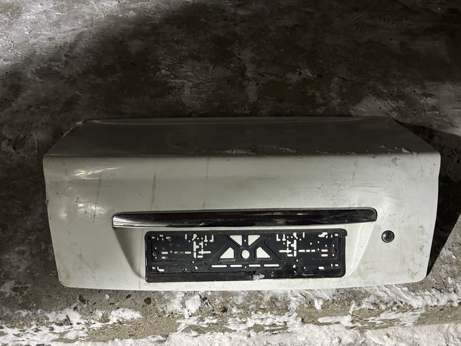 продам крышка багажника на приору