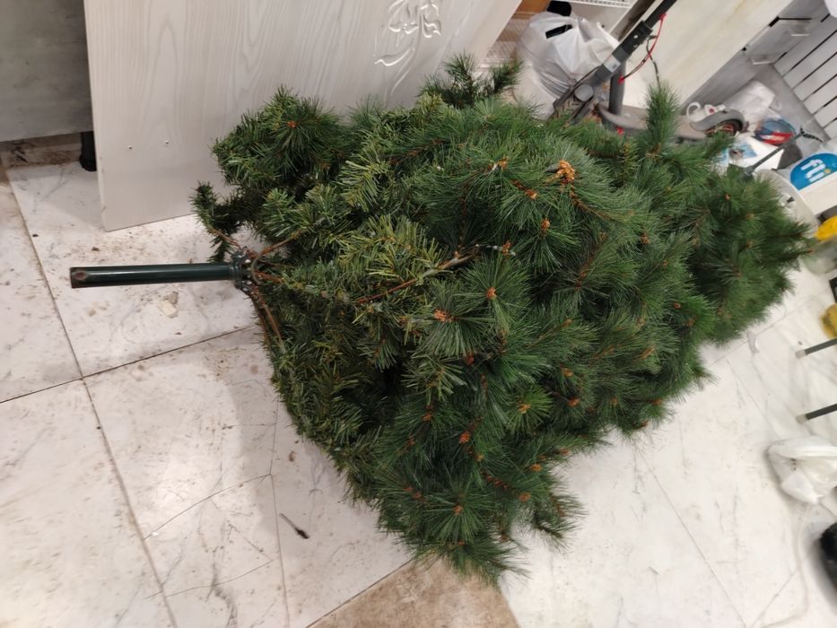 Искусственная ёлка состоит из трёх частей