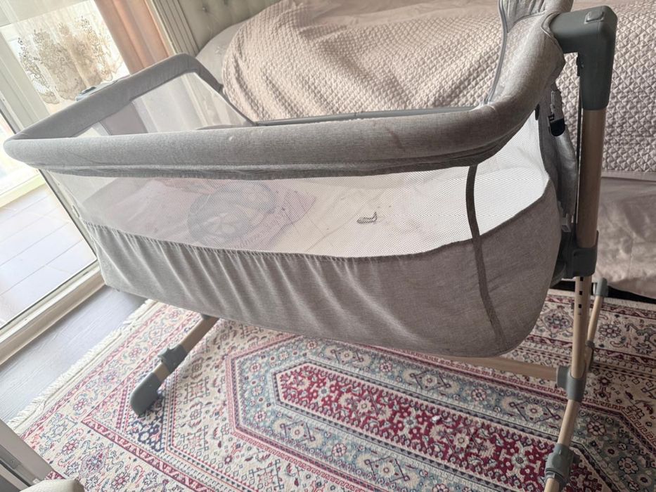 Детская кровать нейтрального цвета