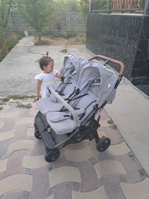 Коляска продаётся двухместная. Для близняшек