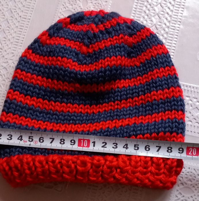 Предлагам красиви плетени детски шапки